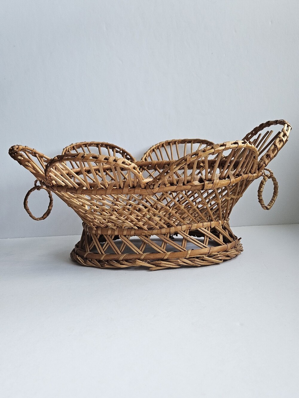 scalloped edge vintage wicker boho hanging display decor basket handles Portugal